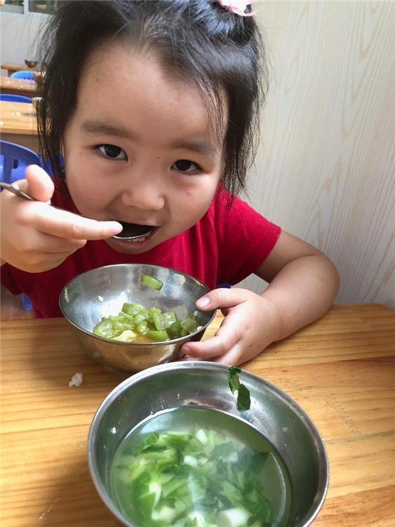 挑食儿子上学后饭量大增，食堂阿姨的朋友圈，让宝妈难掩心中怒火