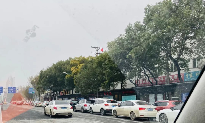 加油站排了一条街的队