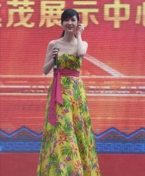 玉女周慧敏真不是冻龄女神，皮肤松弛像挂不住，面容老态更明显！