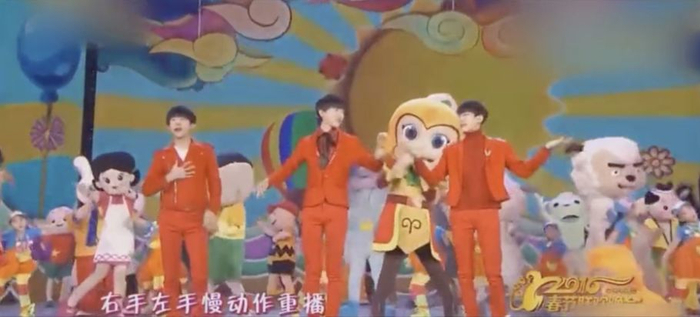 ▲2016年春晚，00后组合TF-BOYS演唱《青春修炼手册》。图片来源：视频截图