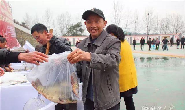 桐楼乡：集体经济见成效 群众分鱼过春节