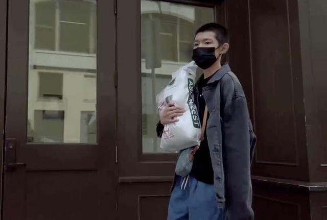 王源纪录片展现留学日常，波士顿街头扛大米很有范儿