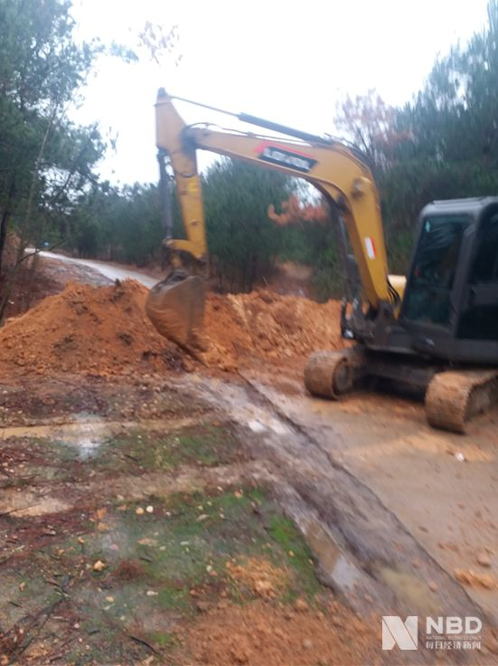 黄梅县某村口“封路”（每经记者 李彪 摄）