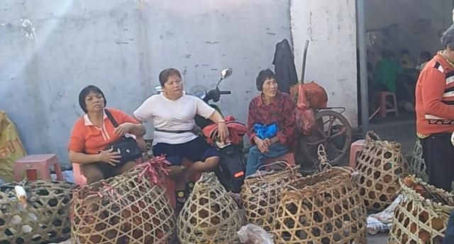 海南农村过年风俗很有地方特色，年味十分的浓厚
