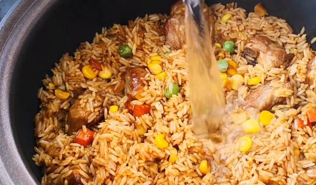排骨焖饭，最懒人版快速做法，米饭排骨蔬菜一锅端，吃一次就上瘾