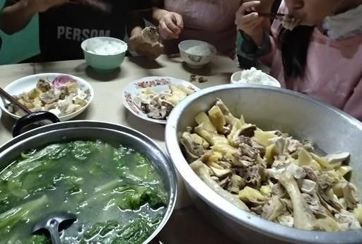 海南农村过年风俗很有地方特色，年味十分的浓厚