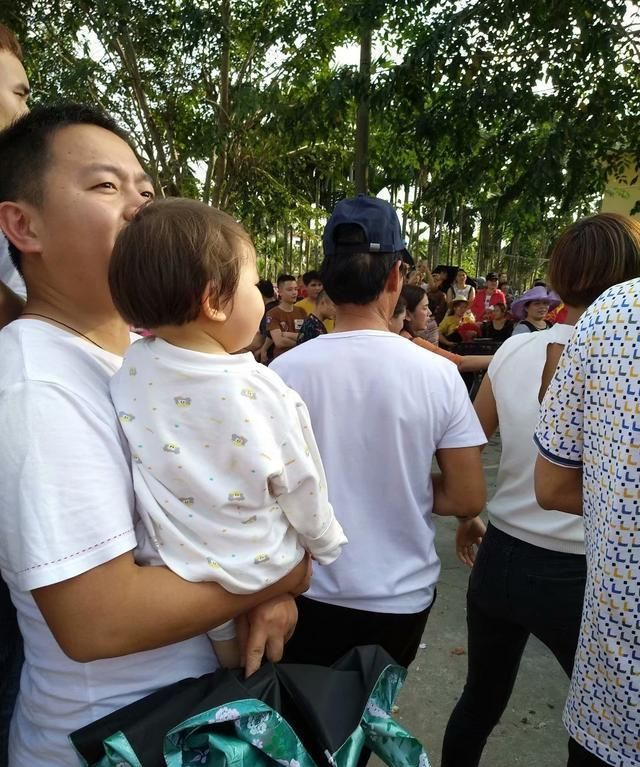 海南农村过年风俗很有地方特色，年味十分的浓厚