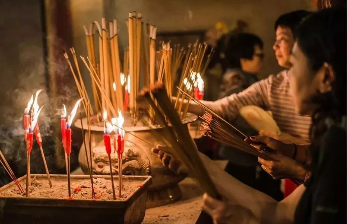 中国人大多数是无神论者，却为啥热衷于拜神呢？