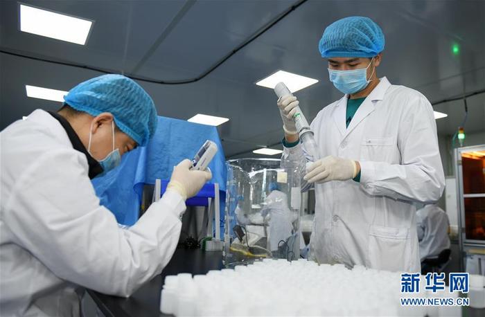 陕西西安：加紧生产仪器试剂 保障疫情检测需要