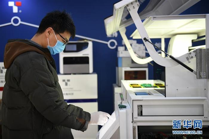 陕西西安：加紧生产仪器试剂 保障疫情检测需要