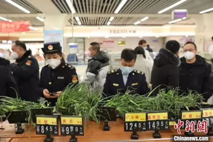 保定市市场监督管理局执法人员在现场调查取证。王爱华 摄