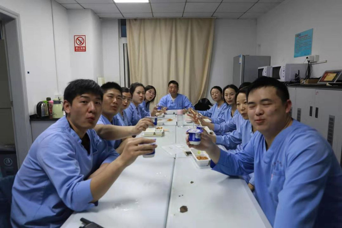 与中南医院医护人员吃年夜饭（图片来源：红星新闻）