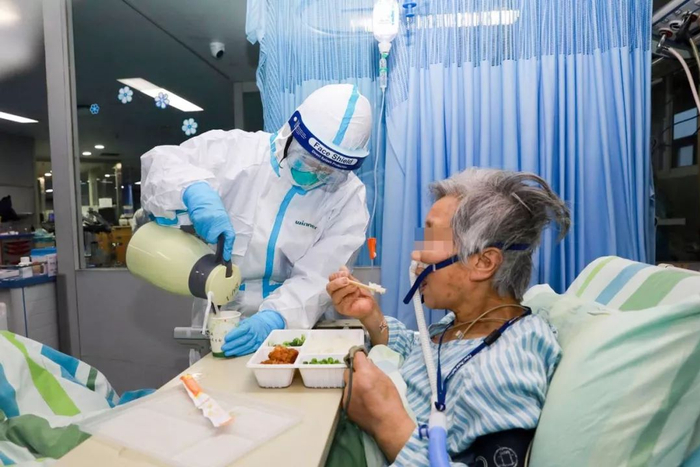 隔离病房内医护人员与患者（图片来源：红星新闻）
