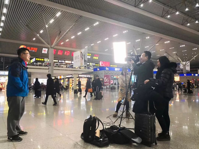 前往武汉前，赵云飞在郑州进行春运的报道工作
