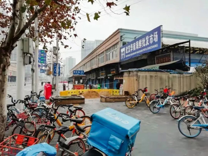 在华南海鲜市场附近采访