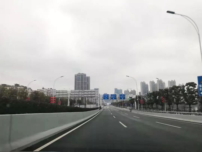 封城后的路面几乎没有汽车