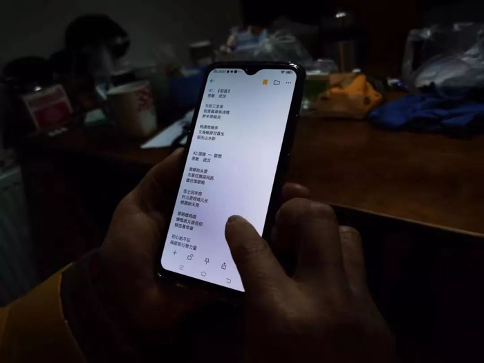 采访的新型肺炎疑似患者爱写诗，她说康复后想继续写（图片来源：界面新闻）