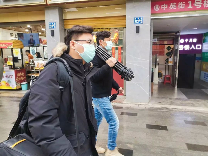 报道团队在去直播连线的路上