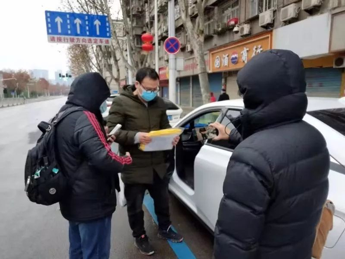 采访武汉社区应急网约车车队