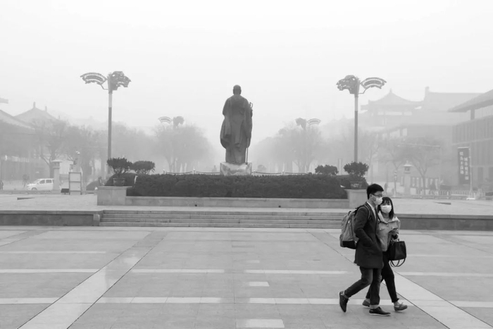  戴着口罩的路人。/图虫创意