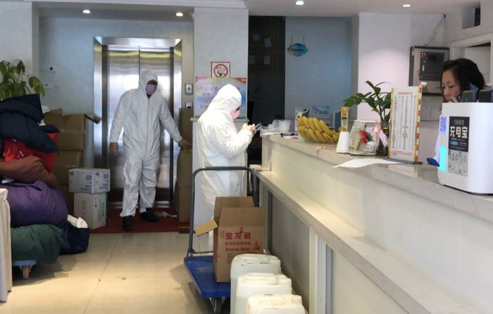  1月30日，悦东方酒店志愿者准备物资。新京报记者向凯 摄