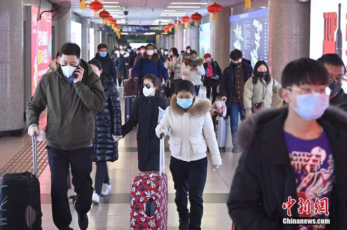 从北京西站出站的旅客基本全部佩戴口罩。中新社记者 张兴龙 摄