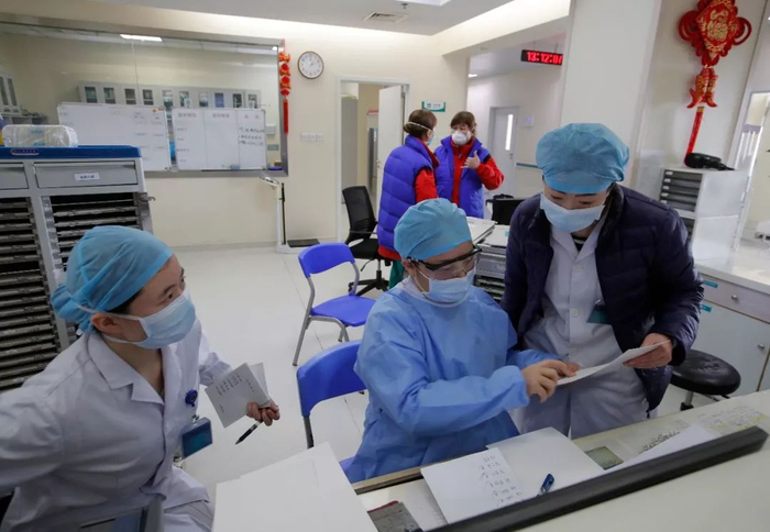 医护人员正在“清洁区”查看资料。