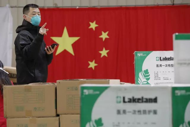 北京医疗队医护人员正在清点已经运到武汉的物资。