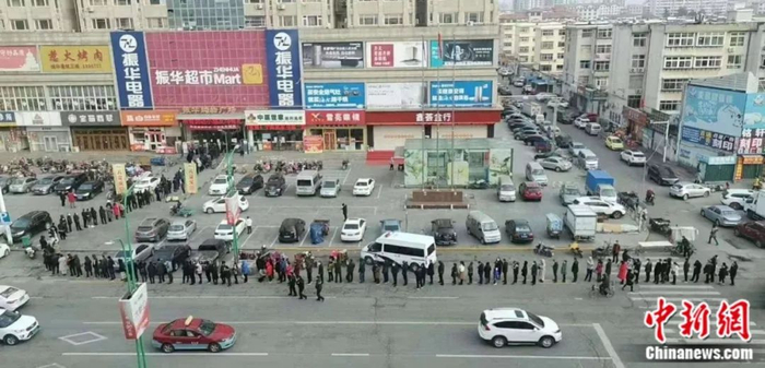 烟台振华商厦口罩售卖点排起长队。受访者供图