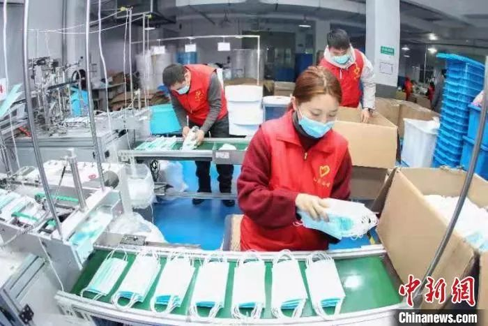 志愿者帮助企业生产口罩。　宋英杰 摄