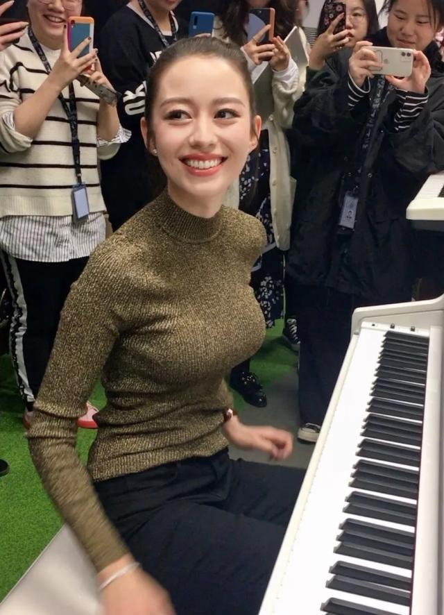 吉娜抛下郎朗独自上节目!真实腰围首曝光,53cm蜂腰太不真实