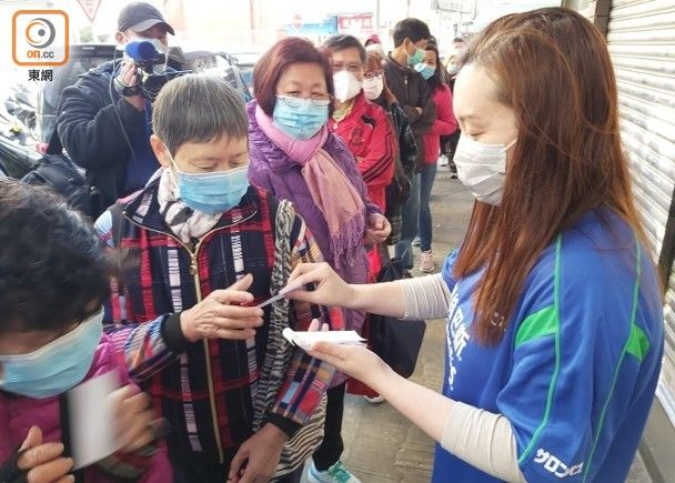 香港市民排队购买口罩。（图片来源：香港“东网”）