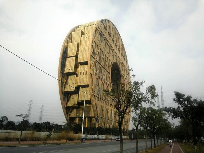 广州这幢10亿建设的大厦，设计灵感源自“古玉璧”，游客：像铜钱
