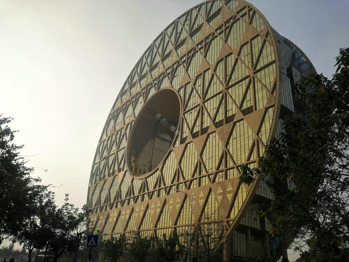 广州这幢10亿建设的大厦，设计灵感源自“古玉璧”，游客：像铜钱