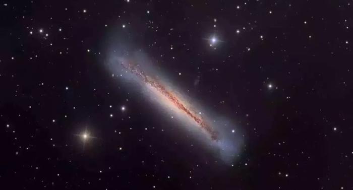 中国天文学家揭示：6500万光年外的透镜星系，竟有两个星系核！