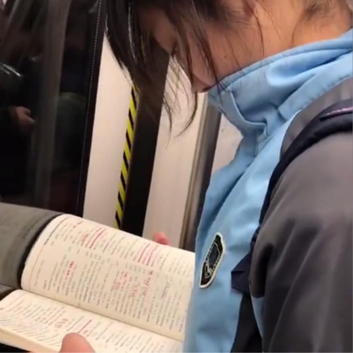 女学生坐地铁时背英语单词，看到她的颜值后，网友直呼好想回学校