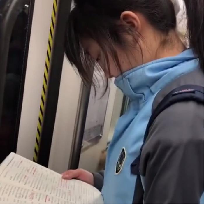 女学生坐地铁时背英语单词，看到她的颜值后，网友直呼好想回学校
