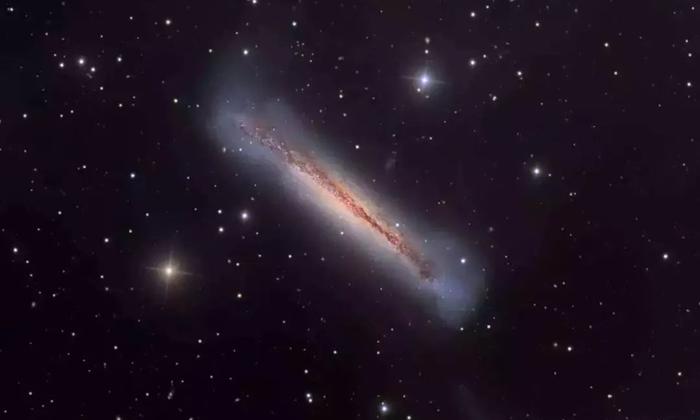 中国天文学家揭示：6500万光年外的透镜星系，竟有两个星系核！