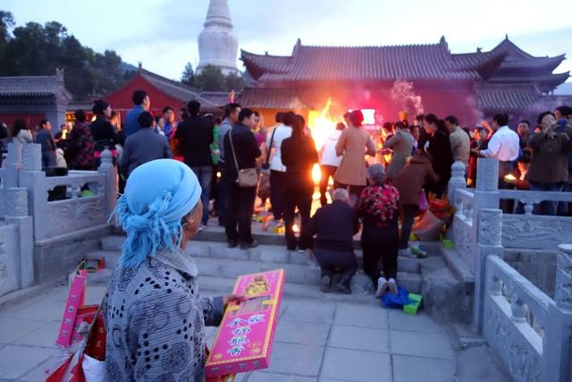 盘点中国10大求财最灵的寺庙,春节就去这些寺庙祈福吧|扎基寺_新浪新闻