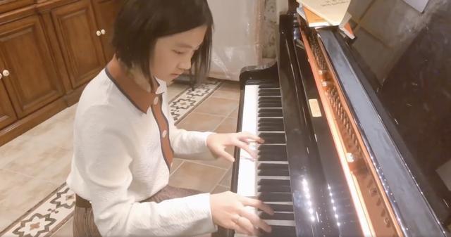 孙莉晒女儿钢琴演奏哈利波特配乐，多多专注投入，手上戴满戒指