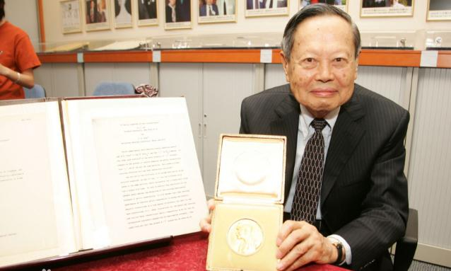 杨振宁“归根居”客厅,摆放着一个雕塑,它隐藏两个不一般的意义