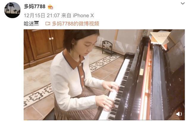 孙莉晒女儿钢琴演奏哈利波特配乐，多多专注投入，手上戴满戒指