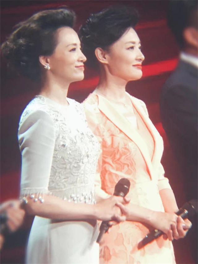 51岁周涛来芒果台终于放开,镂空西装原来这么美,气质不输董卿