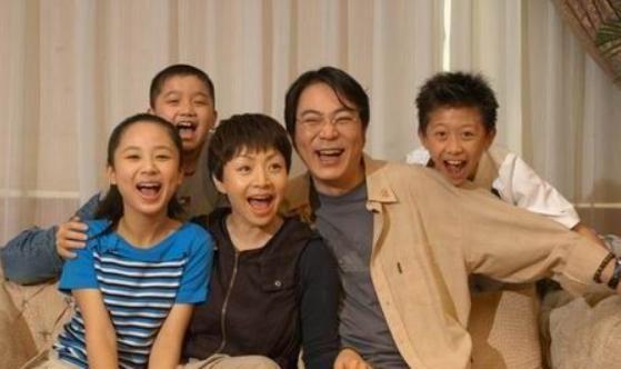 现实版的家有儿女，屠洪刚3次结婚3个孩子，真的很难