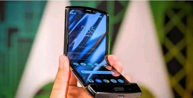 三星Galaxy Z Flip对比摩托罗拉Razr，谁是现阶段最佳折叠屏手机