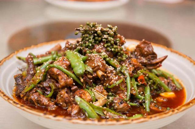 微辣鲜香的青椒炒兔肉，外酥里嫩，香味四溢，让人食欲大开