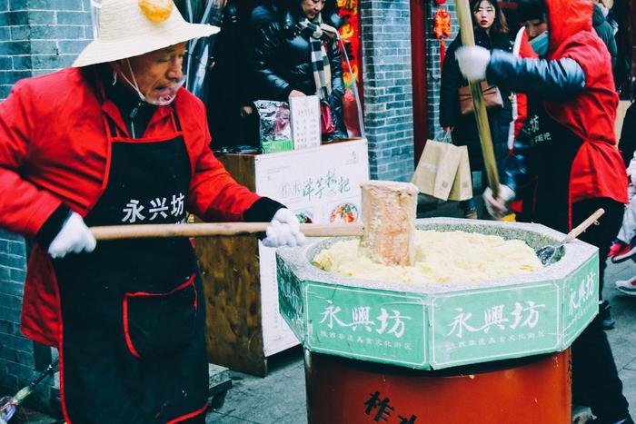 全是仿古的西安永兴坊为何会火？除了摔碗酒，大家都忽视了这一点