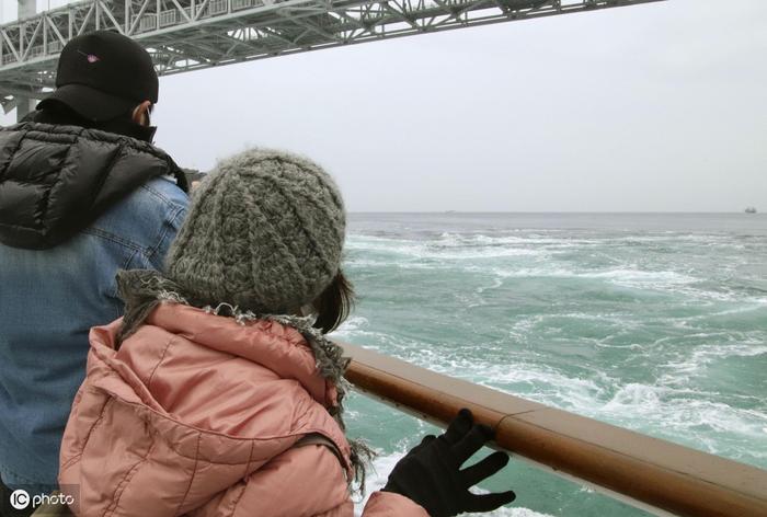 2020年2月22日，日本西部德岛县鸣人海峡著名漩涡的观光季节开始