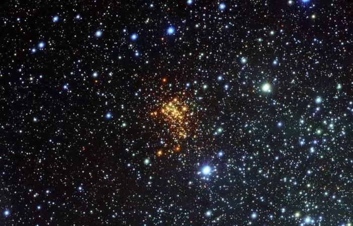 这个球状星团，竟高达270亿倍太阳质量，距离地球才4560万光年！