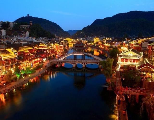 凤凰古城不可错过的4处景点,细细观赏,你会发现不一样